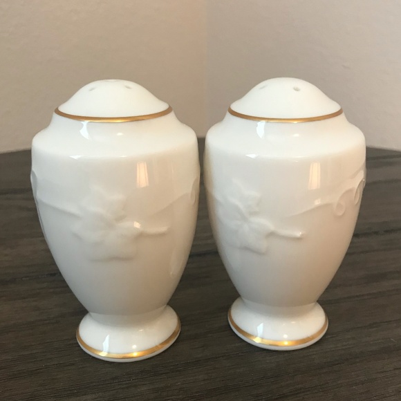Noritake - Halls of Ivy (Gold Trim) - Salt & Pepper Set - Picture 3 of 7